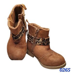 Zoe & Zac Girls Brown Suede Boots - size 6 - 00265